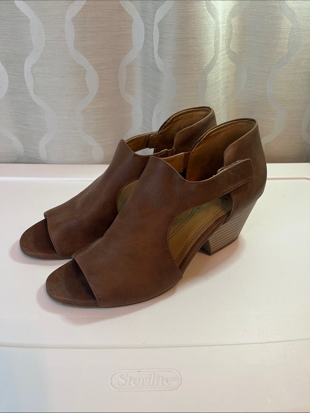 Natural Soul Brown Peep-Toe Cutout Block Heel Sandals